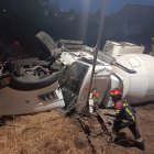 Bomberos Quito verifica volcamiento de vehículo MIXER marca MACK color blanco sobre la vía causando daños en un poste de alumbrado eléctrico.