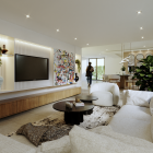 En una sala minimalista,  decore las paredes con arte colorido y complemente con plantas naturales y cojines de distintas texturas.