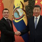 El presidente Daniel Noboa conversa con el mandatario chino Xi Jinping en el Gran Salón del Pueblo durante su visita oficial en Beijing