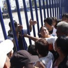 Extensas filas de usuarios se formaron afuera de la estación de Metrovía en el suburbio para acceder al trámite de entrega de la tarjeta La Guayaca.