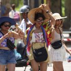 Varias mujeres caminan durante una ola de calor en Palermo, Sicilia (Italia).