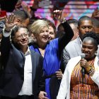 Gustavo Petro junto a su esposa, Verónica Alcocer (c), y su fórmula a la vicepresidencia, Francia Márquez (d), en Bogotá (Colombia). Junto a su esposa, Verónica Alcocer (c), y su fórmula a la vicepresidencia, Francia Márquez (d), en Bogotá (Colombia).