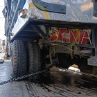 Restos de la motocicleta quedaron junto al camión contra el que se impactó.