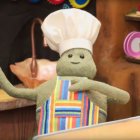 Tiny Chef cocina y canta para los niños.