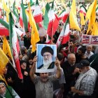 Un iraní sostiene un retrato del líder supremo iraní, el ayatolá Alí Jamenei, durante una manifestación en Teherán, Irán, el 24 de junio de 2025.