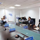 El presidente del CPCCS, Andrés Fantoni, estuvo con su hijo en brazos durante la sesión del Pleno.