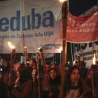 Personas participan en una marcha este 26 de junio de 2025, en Buenos Aires (Argentina).