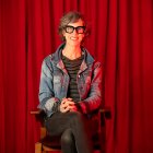 La autora llegó a la capital, donde presentará "Voyager", pieza teatral inspirada en su ensayo homónimo.