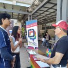 Jóvenes participaron en la dinámica de Diálogo Diverso, en el Poli Pride.