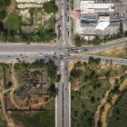 Granjas. Granjas atravesadas por puentes de autopista en Abuja.