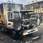 El camión de cervezas que fue incendiado por delincuentes en la parroquia Pascuales, norte de Guayaquil.