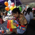 A la Plataforma Gubernamental llegaron decenas de personas y pintaron los carteles que llevarán a la marcha.