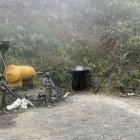 En Cachi, Azuay, militares localizaron maquinaria y diésel en una mina ilegal presuntamente operada por Los Lobos.