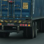 En la vía Perimetral, y otras de Guayaquil, es común ver el traslado de contenedores sin medidas de seguridad. Incluso, los tráileres circulan sin placas.