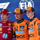 Lando Norris (c), junto a Oscar Piatri, líder del Mundial y Charles Leclerc.