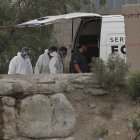 Autoridades estatales y personal médico forense trabajaron en un inmueble donde fueron hallados 60 cuerpos embalsamados, este viernes 27 de junio en Ciudad Juárez.