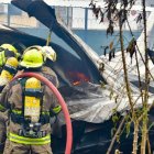 Bomberos acudieron a la escuela afectada para sofocar las llamas, la mañana de este domingo 29 de junio.
