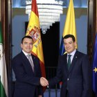 Daniel Noboa saluda al presidente de la Junta de Andalucía, Juan Manuel Moreno, durante su visita institucional en Sevilla