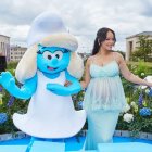 Rihanna junto al personaje de Pitufina