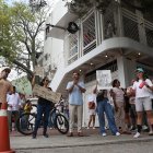 En la iglesia católica de Los Ceibos fue uno de los puntos donde estuvo la marcha en rechazo a la construcción de dos pasos a desnivel en la avenida del Bombero.