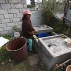 En el barrio Tola Grande, los vecinos aseguran que el líquido llega por horas, por lo que deben recolectar el agua en contenedores y baldes.