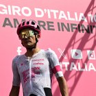 El ciclista ecuatoriano se encuentra en proceso de recuperación tras sufrir una infección intestinal que lo dejó fuera de la ronda francesa.