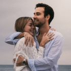 Natalia Regge y Santiago Belles celebran su compromiso con un romántico atardecer en la playa.