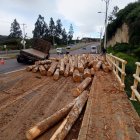 Caída de troncos y choque en Papallacta complican el tránsito este 30 de junio.