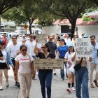 Moradores de Los Ceibos, que se oponen a la construcción de los dos pasos a desnivel, protestaron por las calles del sector.