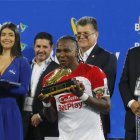 Hugo Rodallega recibe el premio de goleador tras ganar el título de la Liga Colombiana.