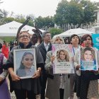 Un grupo de madres de mujeres víctimas de femicidio estuvieron presentes en la develación del memoría en honor a sus hijas.