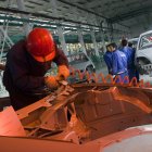 Una persona realiza sus labores en una empresa.