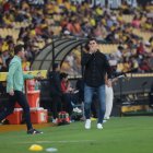 El técnico de Barcelona Ismael Rescalvo gesticula luego de ser empatado 3-3 ante Libertad en el estadio Monumental