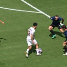 Un jugador del Fluminense y tres jugadores del Inter de Milán luchan por el balón en el partido de octavos de final de la Copa Mundial de Clubes de la FIFA 2025.