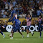 Jugadores de Al Hilal festejan el sorprendente triunfo 4-3 sobre Manchester City en el Mundial de Clubes
