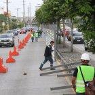 Obreros colocaron planchas metálicas para cercar el área donde se empezará a construir el primero de los dos pasos a desnivel en la avenida del Bombero.