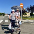 Dos mujeres pasean con el paraguas en la localidad portuguesa de Vilar Formoso (Portugal), para protegerse del sol.