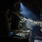 El personal de la 68ª Brigada del Ejército Ucraniano prepara suministros, drones y armamento para entrar en su posición de combate el 1 de marzo de 2025.