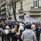 Decenas de personas se ubican frente a la residencia de la expresidenta Cristina Fernández.