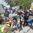 Manifestantes protestan junto al centro de detención para migrantes "Alligator Alcatraz" este martes 1 de julio de 2025, en Ochopee (Estados Unidos).