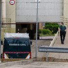 Vista del furgón de la Guardia Civil en el que el exdirigente del PSOE Santos Cerdán ha ingresado en la cárcel madrileña de Soto del Real.