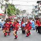 El Cisne II. Decenas de alumnos llenaron de vida y color las calles del sector.