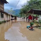 Maquinaria del Ministerio de Transporte y Obras Públicas trabaja en la limpieza de lodo y escombros en la vía Zamora–Yantzaza tras los derrumbes provocados por las lluvias.