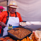 Fotografía de archivo fechada el 09 de agosto de 2024 de una mujer sirviendo alimentos típicos en Quito (Ecuador).