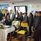 Gustavo Dávila (centro), con pacientes con enfermedades catastróficas de hospitales de Quito.