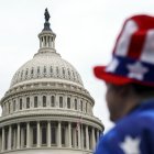 Un miembro del público con un disfraz temático afuera del Capitolio en Washington, DC, EEUU, el 2 de julio de 2025.