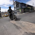 Daño. Un enorme hueco atraviesa la intersección de las calles Machala y Flavio Alfaro. La falta de intervención obliga a los conductores a esquivarlo, lo que genera riesgos.