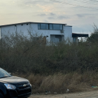 Vista exterior de la casa donde se recapturó a alias Fito, en el barrio Monterrey de Montecristi. Retroexcavadoras y maquinaria pesada trabajaron durante horas para demoler paredes y buscar caletas.