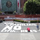 Familiares y colectivos de personas desaparecidas colocan carteles con fotografías durante una protesta en la Ciudad de México (México).