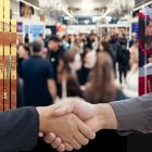 Universidad de Guayaquil conecta a estudiantes con 52 empresas en feria de empleo.